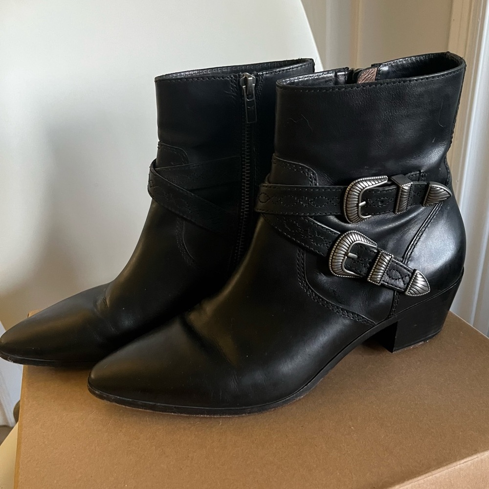 Frye Ellen Buckle Short Boots in Black

Size 8, also fits 7.5 comfortably imo